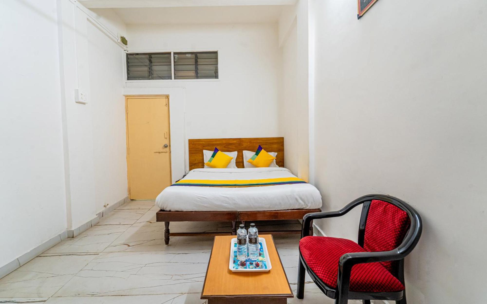 Itsy Hotels Mansi Нашик Екстериор снимка